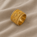 Opulenter goldfarbener Ring