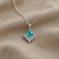 Silberne mit Inlay versehene synthetische Steinkette