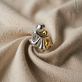 Offener Ring mit Umarmung und Zirkonia-Besatz