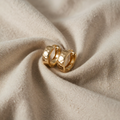 Zeitlose goldene Ohrstecker-Ringe