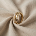 Eleganter Goldring mit glänzendem Stein im offenen Design
