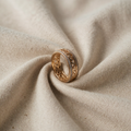 Ring goldfarben mit Ornamentmuster und Zirkonia-Rand