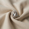 Ring mit großem Kristall und Zirkonia-Besatz
