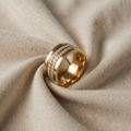 Inga – breiter Goldring mit Zirkonia-Rillen