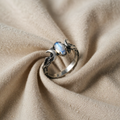 Ring mit Mondsicheln und ovalem Kristall