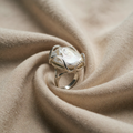 Ring mit Barockperlenoptik im Kordelrahmen
