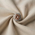 Ring mit rosafarbenem Kissenstein und Zirkonia-Besatz