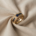 Ring goldfarben mit blauem Mittelstein und Kristallreihen