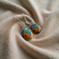 Blaue und orangefarbene Edelsteintröpfchen