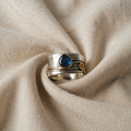 Ring mit blauem Stein und Goldakzent
