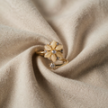 RING MIT OPAL IN KREMMENTINFARBE - (VERSTELLBAR)