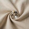 Ring mit goldfarbenem Herz auf Silberband
