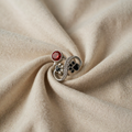 Verstellbarer Ring mit rotem Edelstein