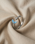 Verstellbarer Ring mit buntem Delfinschwanz und klarem Stein