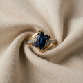 Ring goldfarben mit blauem Navette-Stein und Kristallen