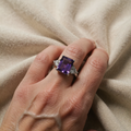 Trinity Amethyst Ring aus Weißgold mit matter Oberfläche