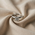 Weißgoldener quadratischer Zirkonring