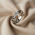 Weißgoldring mit minimalistischem Zirkon-Design