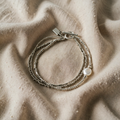 Set mit Vintage-Perlenohrringen und metallischen Details
