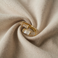 Luxurieller verstellbarer Ring mit weißem Opal