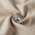Ring mit Kreuzanhänger aus Zirkonium in mehreren Schichten