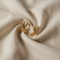Morgen – Goldene Ohrhaken, die an Äste erinnern.
