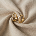Zeitlose kleine goldene Ohrstecker