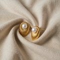 Dahlia – goldfarbene Ohrringe mit Muschelform und Perlenoptik