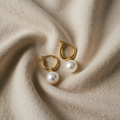 Elegante Ohrringe mit weißen Perlen