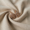 Elegante helle, runde Ohrringe