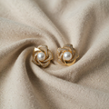 Elegante, helle spiralförmige Perlenohrringe
