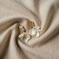 Elegante goldene Blattohrringe