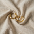 Evelina – goldfarbene breite Creolen