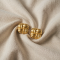 Fausta – goldfarbene Ohrringe mit Knotenoptik