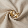 Katrin – goldfarbene Creolen mit runden Kristallen