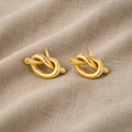 Roberta – Goldene Ohrringe in geflochtener Form.