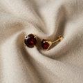 Runde rote Ohrringe (Stecker) | Goldfarben
