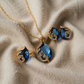 Agneta's blaue Kristallhalskette und goldene Ohrringe mit blauem Kristall