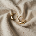 Ovale goldene und silberne Ohrringe