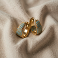 Türkisfarbene Blütenohrringe mit goldenem Ring