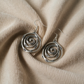Silberfarbene Ohrringe mit Labyrinthspirale