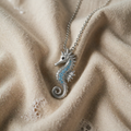Silberne Armbanduhr mit Seepferdchen und Opal