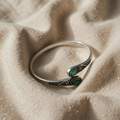 Vintage-inspirierte Armbanduhr mit bunten Edelsteinen und Tribal-Design