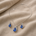 Set mit silberfarbenem blauen Tropfenmotiv
