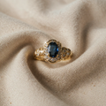Ring mit blauem Kristall und Kristall-Halo
