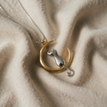 Stylische Katzenhalsband mit halbmondförmigem und katzenartigem Design.