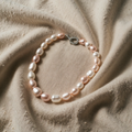 Stylische farbige Perlenkette